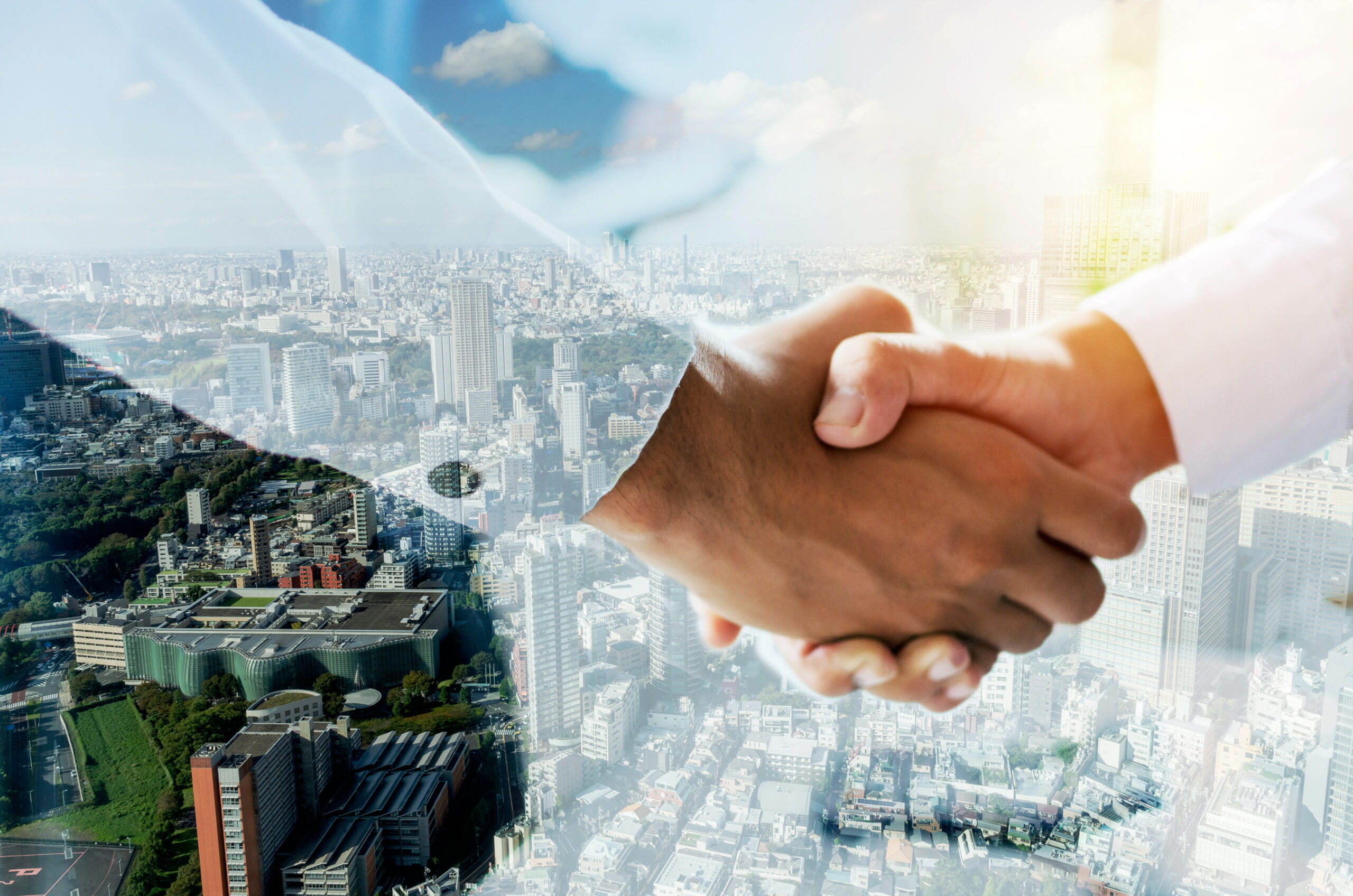 中小企業の事業承継と100億宣言に関する合意や連携をイメージした握手