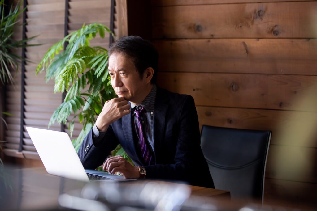 事業承継・M&Aでの後継者不足を解決する方法を考えている男性のイメージ