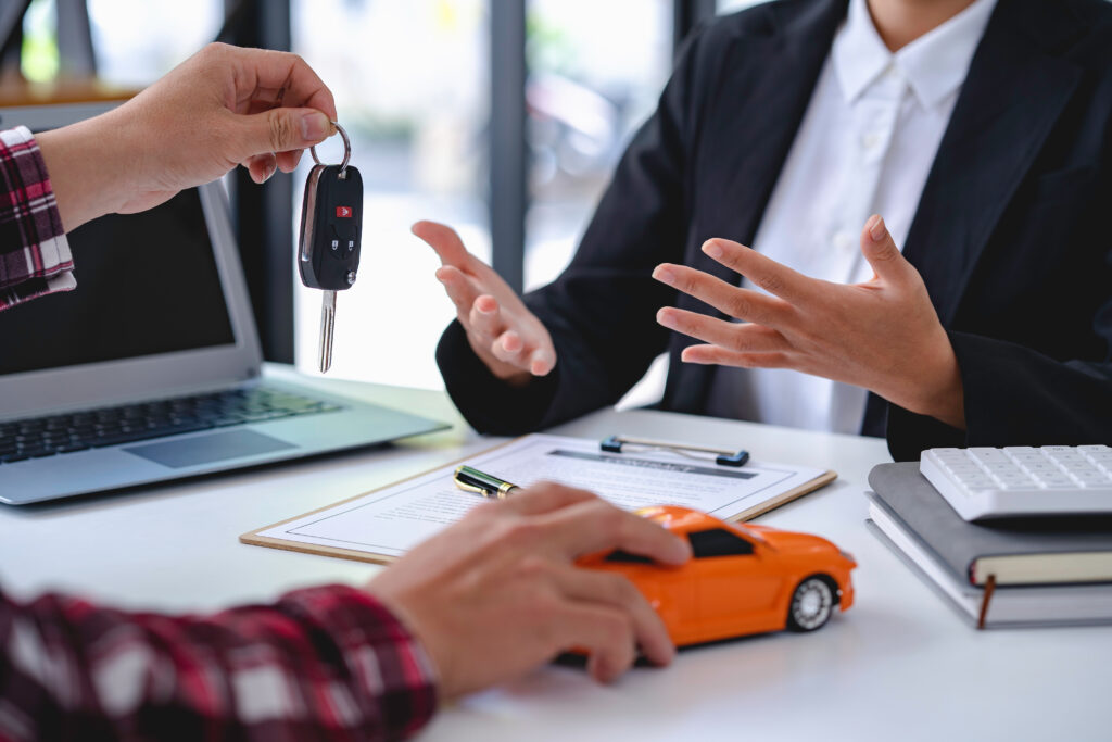 自動車購入に関する契約書類を大阪で確認しているイメージ画像