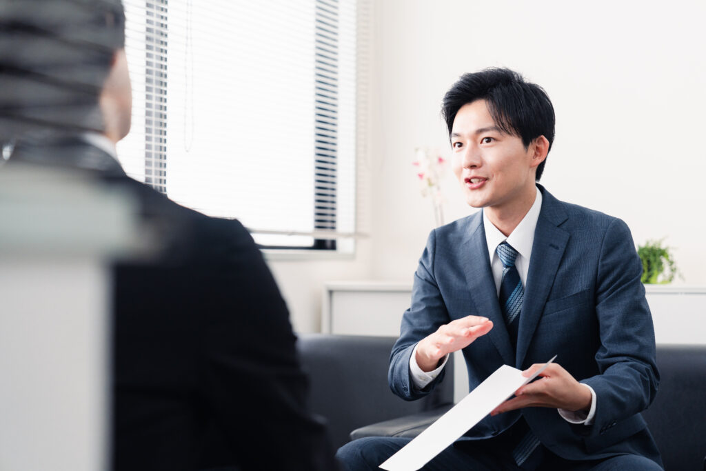 事業承継アドバイザーが資料を用いて説明する様子のイメージ